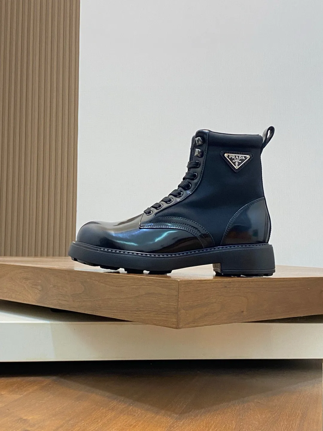 Men's shoes 💰940 PRADA men's latest ultra-light new short wool boots for autumn and winter, two-color blue nylon cowhide leather with eyelets and metal hooks, enameled triangle metal logo, 4m ultra-light serrations Ev a injection rubber concave and convex large particle snowflake pattern anti-slip soles very light and comfortable on the foot Urban modern military boot style design Men's model 39 40 41 42 43 44
